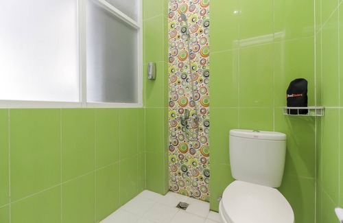 Bekasi Timur Hotel | RedDoorz Plus near Stasiun Bekasi