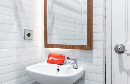 Medan Hotel | RedDoorz Premium near Centre Point Mall Medan