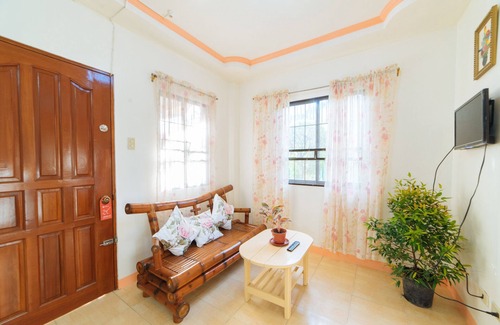 Mandurriao Hotel | RedDoorz @ Q Abeto Street Mandurriao