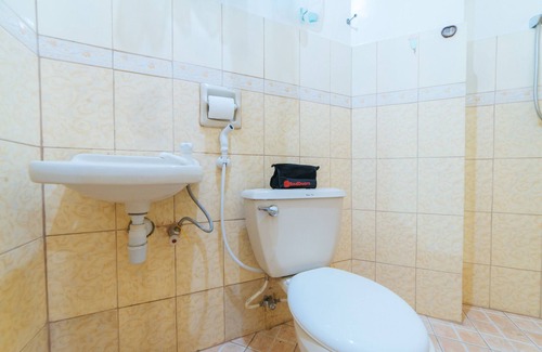 Mandurriao Hotel | RedDoorz @ Q Abeto Street Mandurriao