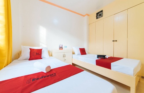 Mandurriao Hotel | RedDoorz @ Q Abeto Street Mandurriao