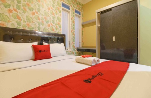 Bukittinggi Hotel | RedDoorz Syariah near Jam Gadang Bukittinggi 2