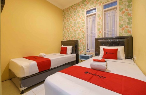 Bukittinggi Hotel | RedDoorz Syariah near Jam Gadang Bukittinggi 2