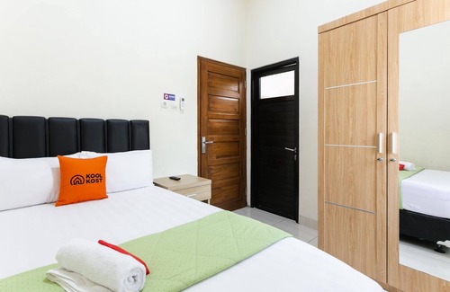 Laweyan House | RedDoorz Syariah near Purwosari Train Station