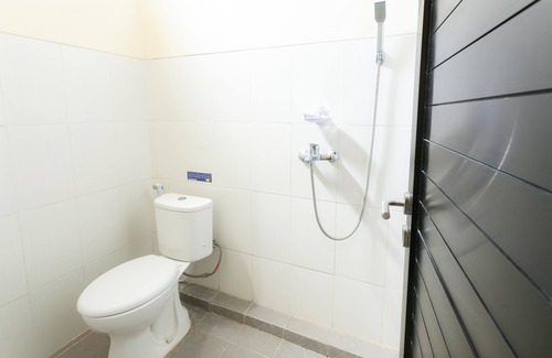 Laweyan House | RedDoorz Syariah near Purwosari Train Station