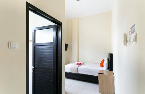 Laweyan House | RedDoorz Syariah near Purwosari Train Station