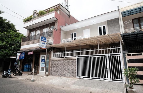 Kebon Jeruk House | RedDoorz Syariah near Siloam Hospital Kebon Jeruk