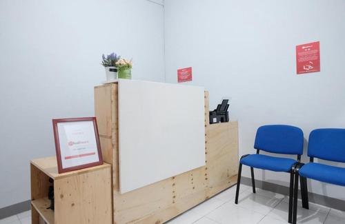 Kebon Jeruk House | RedDoorz Syariah near Siloam Hospital Kebon Jeruk