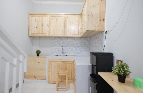 Kebon Jeruk House | RedDoorz Syariah near Siloam Hospital Kebon Jeruk