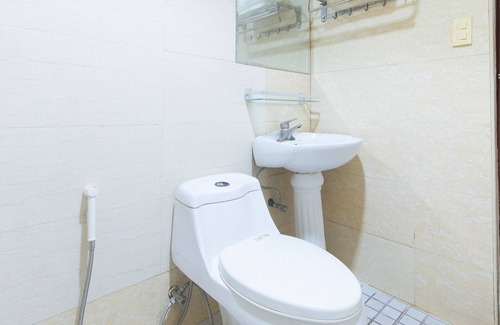 E. Rodriguez House | RedDoorz @ Winter Hotel Araneta