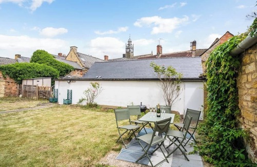 Moreton-in-Marsh Apartment | Redesdale View, High Street with Private Garden