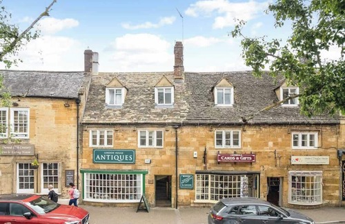 Moreton-in-Marsh Apartment | Redesdale View, High Street with Private Garden