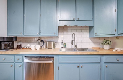 Johnson City Cottage | Redesigned Family/Pet Friendly 🐶 Carriage House Minutes walk to Downtown