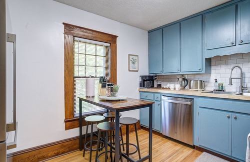 Johnson City Cottage | Redesigned Family/Pet Friendly 🐶 Carriage House Minutes walk to Downtown