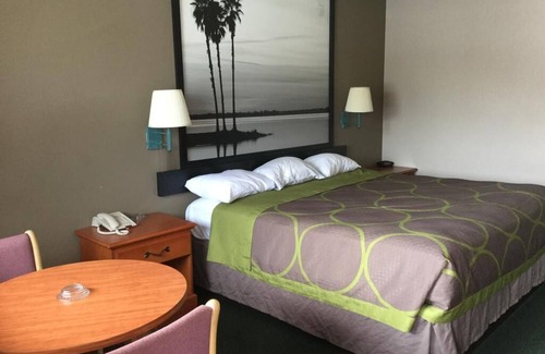 Fort Pierce Hotel | Redfinn Inn