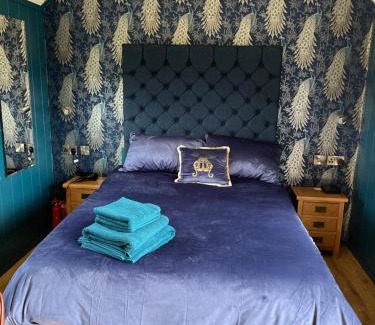 Coleraine Cabin | Redfox Shepherds hut and private hot tub