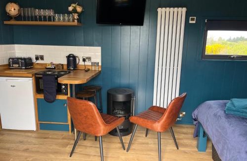 Coleraine Cabin | Redfox Shepherds hut and private hot tub