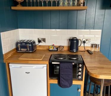 Coleraine Cabin | Redfox Shepherds hut and private hot tub
