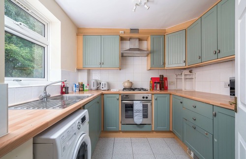 Redhill Apartment | Redhill Retreat - Cozy 2 Bedroom Apartment