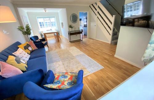 Redhill Apartment | Redhill Town Centre 3 bed House near Gatwick Airport, easy commute to London