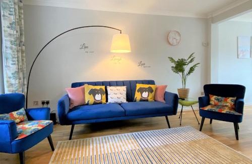 Redhill Apartment | Redhill Town Centre 3 bed House near Gatwick Airport, easy commute to London