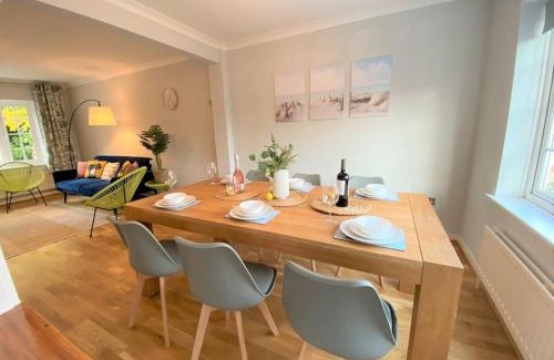 Redhill Apartment | Redhill Town Centre 3 bed House near Gatwick Airport, easy commute to London