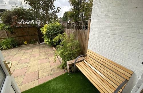 Redhill Apartment | Redhill Town Centre Garden Flat