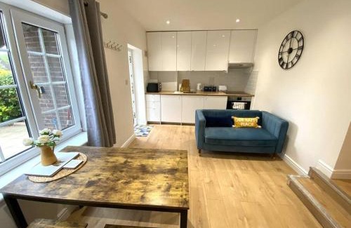 Redhill Apartment | Redhill Town Centre Garden Flat