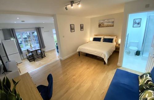 Redhill Apartment | Redhill Town Centre Garden Flat