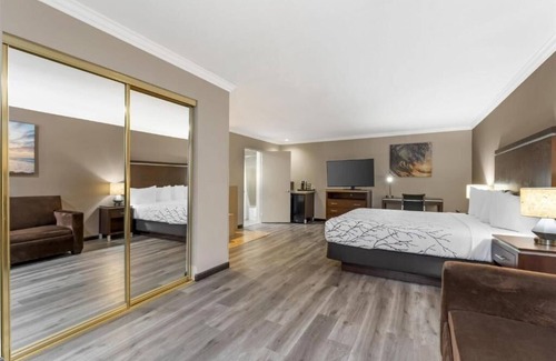 North Redondo Hotel | Redondo Beach Retreat w/Jacuzzi – 15 Minutes from Vibrant Santa Monica!