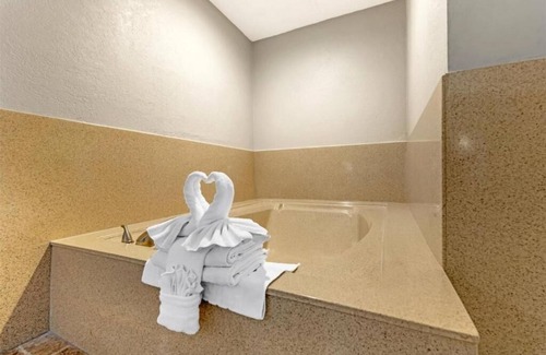 North Redondo Hotel | Redondo Beach Retreat w/Jacuzzi – 15 Minutes from Vibrant Santa Monica!