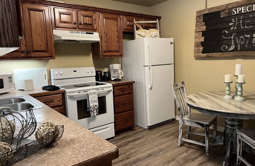 Mena House | Redstone Suites- Minutes To Everything. 2 Bd. 2 Bath Very Clean!
