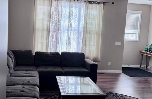 Calgary House | Redstone Sunset Haven Near Calgary International Airport