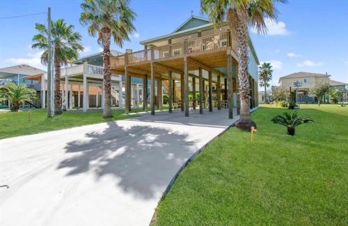 Crystal Beach House | Reduced rate! The Wave of it All Tiki Bar Walk to the beach