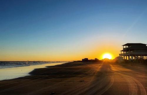 Crystal Beach House | Reduced rate! The Wave of it All Tiki Bar Walk to the beach
