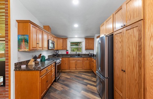 Three Rivers House | Redwood Cabin on The Main Fork of the Kaweah River
