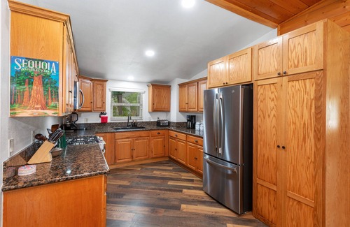 Three Rivers House | Redwood Cabin on The Main Fork of the Kaweah River