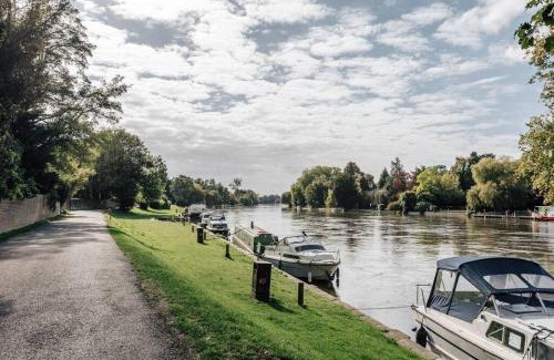 Bray on Thames Apartment | Redwood retreat