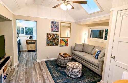 Guerneville Cottage | Redwood Treehouse-2 beds 1.5 bath-full kitchen-2 outdoor areas-work station WiFi