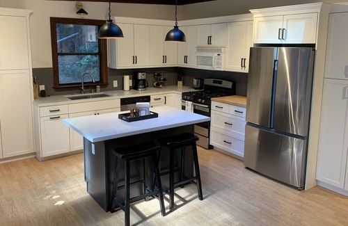 Lagunitas Cottage | Redwood Cottage near Point Reyes + hiking 2br/1b