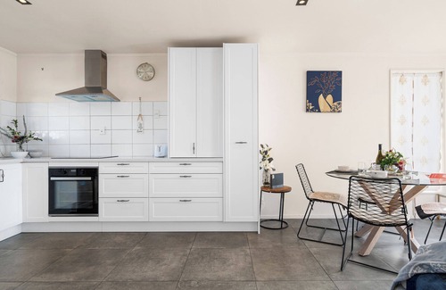 Blenheim House | Redwoodtown Rest - Blenheim Holiday Home