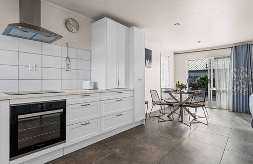 Blenheim House | Redwoodtown Rest - Blenheim Holiday Home