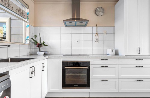 Blenheim House | Redwoodtown Rest - Blenheim Holiday Home