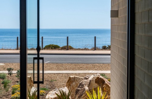 Aldinga Beach House | Reef House - Luxury Beachfront - Near Wineries