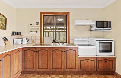 Port Noarlunga House | Reef & Vines ~ Port Noarlunga - Cosy Cottage Close to the Surf