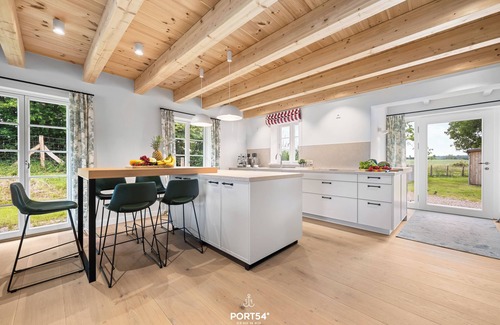 Dorphof House | ReetCottage - secluded location, large garden, wood-burning stove, 2 shower baths, 2 parking spaces