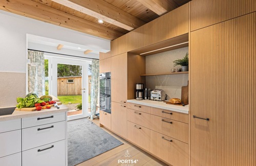 Dorphof House | ReetCottage - secluded location, large garden, wood-burning stove, 2 shower baths, 2 parking spaces
