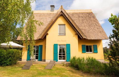 Krienke House | Reetdachhaus mit Schwimmteich in Krienke