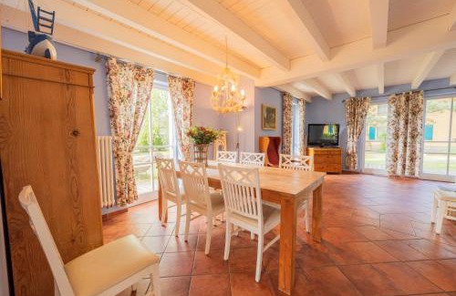 Krienke House | Reetdachhaus mit Schwimmteich in Krienke