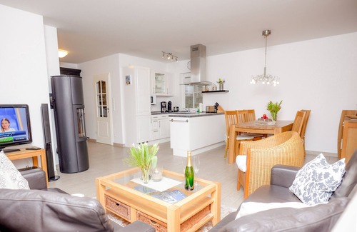 Heringsdorf House | Reethus, 3 bedrooms + 1 infant, 2 bathrooms, fireplace, sauna, outdoor whirlpool, garden, WLAN